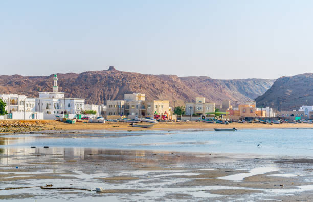 vista da cidade do al ayjah, oman. - oman town arabia arabian peninsula - fotografias e filmes do acervo