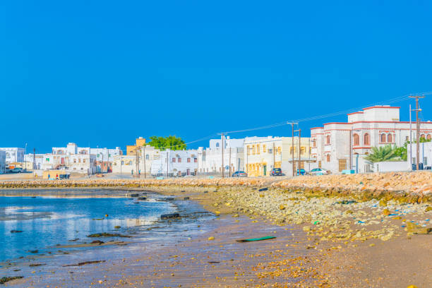 vista da cidade do al ayjah, oman. - oman town arabia arabian peninsula - fotografias e filmes do acervo