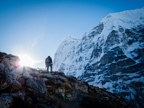 Expedition of mountaineers through the valleys of Taplejung on the route of Ghunsa, Khambachhen, Rhonak , going to the south base camp of the Kanchenjunga at 5.200 meters altitude. Circular route that usually takes place in 22 days during the months of October and November through the eastern part of the Himalayan mountain range