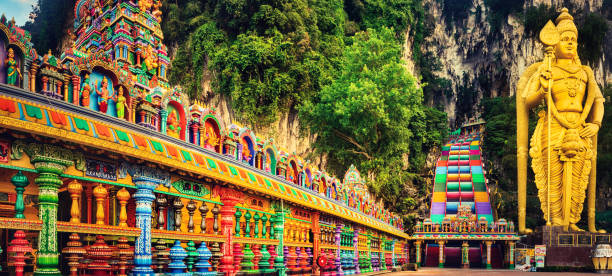 bunte treppen der batu-höhlen, malaysia. panorama - malaysia stock-fotos und bilder