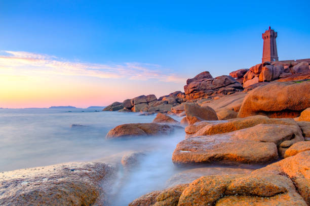 leuchtturm ploumanach an der rosa granitküste in der bretagne, frankreich bei sonnenuntergang - bretagne stock-fotos und bilder