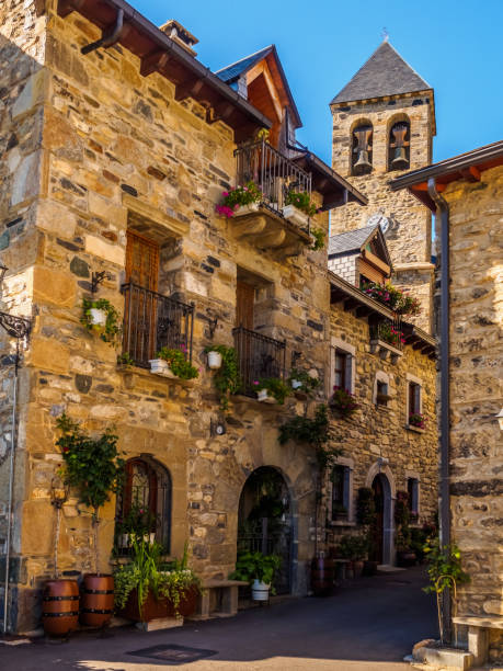 detalles de una casa en el pueblo de lanuza, pirineos en españa - huesca fotografías e imágenes de stock