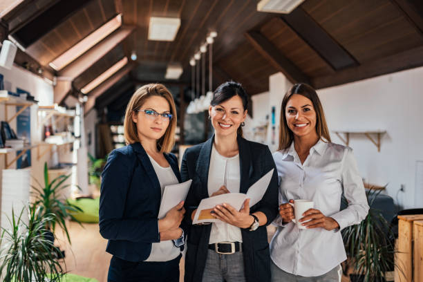 ritratto di gruppo di team aziendale femminile fiducioso. - three people group of people standing business person foto e immagini stock