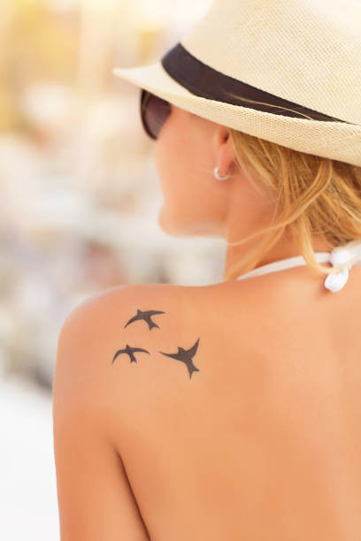 donna elegante con un bel tatuaggio sulla spalla - tattoo women bird shoulder foto e immagini stock