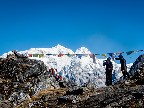 Expedition of mountaineers through the valleys of Taplejung on the route of Sellele pas, Cheram, Tor Tong,and Yamphudin, Heading to the base field South of the Kanchenjunga at 5.200 meters altitude. Circular tour that usually takes place in 22 days during the months of October and November. Nepal