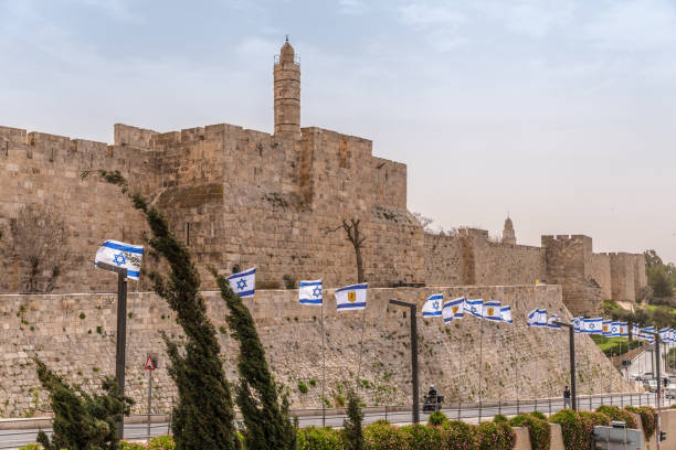 ряд флагов израиля перед башней давида, иерусалим - jerusalem old city israel wall castle стоковые фото и изображения