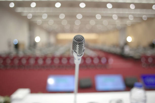 réunion d’affaires - simultaneous interpreter photos et images de collection