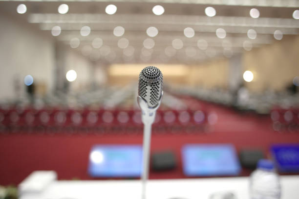 réunion d’affaires - simultaneous interpreter photos et images de collection