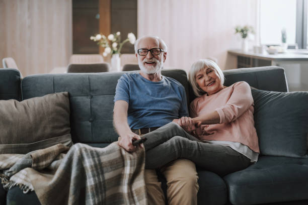 glückliches älteres ehepaar genießt die zeit gemeinsam zu hause - senior adult domestic life cheerful female stock-fotos und bilder