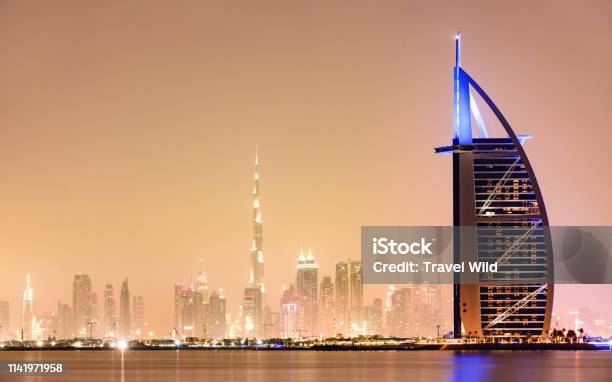 Khung Cảnh Tuyệt Đẹp Của Đường Chân Trời Dubai Được Chiếu Sáng Trong Hoàng  Hôn Với