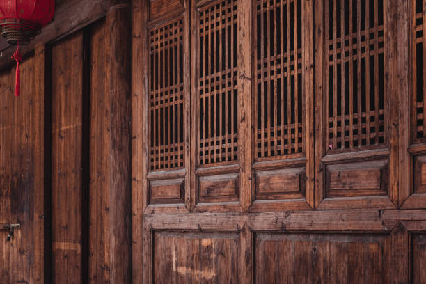 porta de madeira do estilo tradicional chinês. porta chinesa antiga - gate handle door traditional culture - fotografias e filmes do acervo