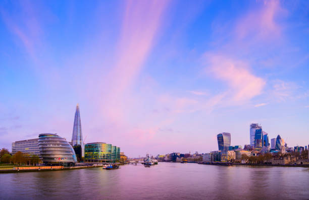 skyline de la ville de londres et tamise au coucher du soleil, royaume-uni - fenchurch street photos et images de collection