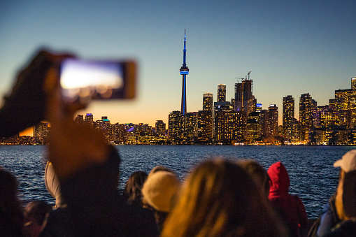 La gente fotografiando el hermoso horizonte de Toronto por la noche photo