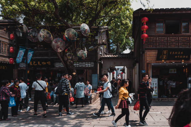 persone che visitano la famosa destinazione di viaggio e camminano sulla strada principale di sanfang qixiang - fuzhou foto e immagini stock