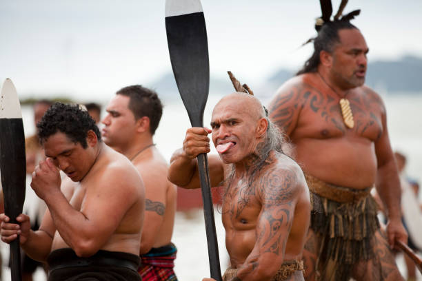 maori feiern waitangi-tag - haka maori tattoo traditional culture stock-fotos und bilder