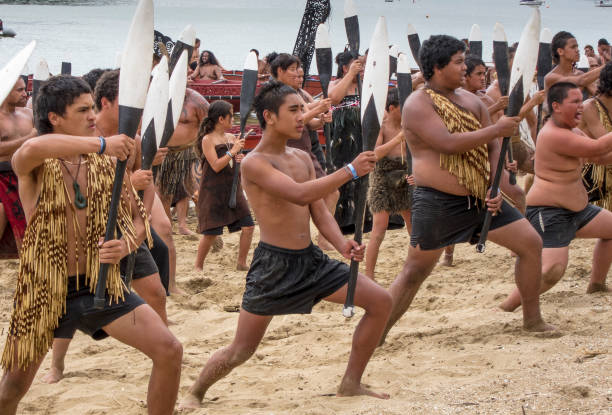 ワイタンギの日を祝うマオリ族 - warrior men horizontal selective focus ストックフォトと画像