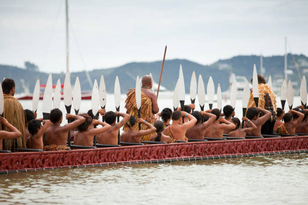 maoríes celebrando el día de waitangi - haka maori tattoo traditional culture fotografías e imágenes de stock