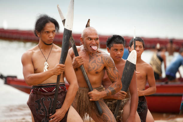 maori feiern waitangi-tag - haka maori tattoo traditional culture stock-fotos und bilder