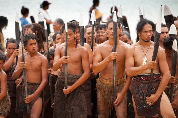 maori feiern waitangi-tag - haka maori tattoo traditional culture stock-fotos und bilder