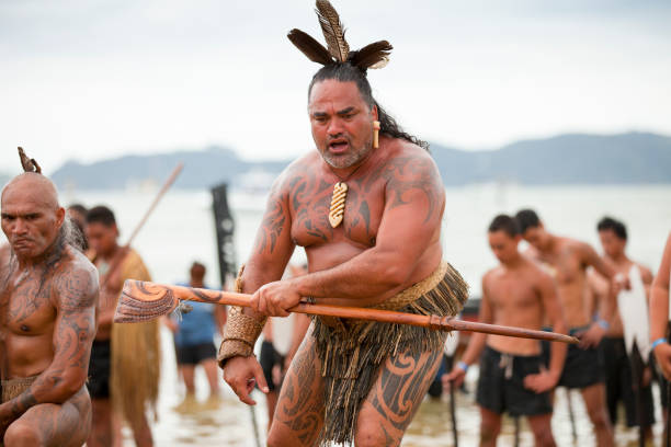 maoríes celebrando el día de waitangi - haka maori tattoo traditional culture fotografías e imágenes de stock