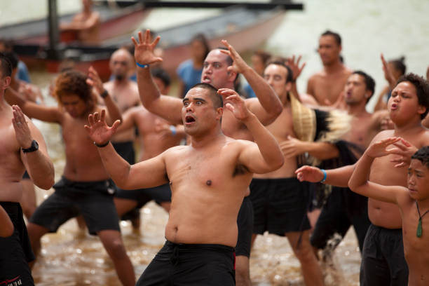 maori feiern waitangi-tag - haka maori tattoo traditional culture stock-fotos und bilder