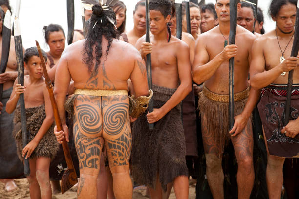 maoríes celebrando el día de waitangi - haka maori tattoo traditional culture fotografías e imágenes de stock