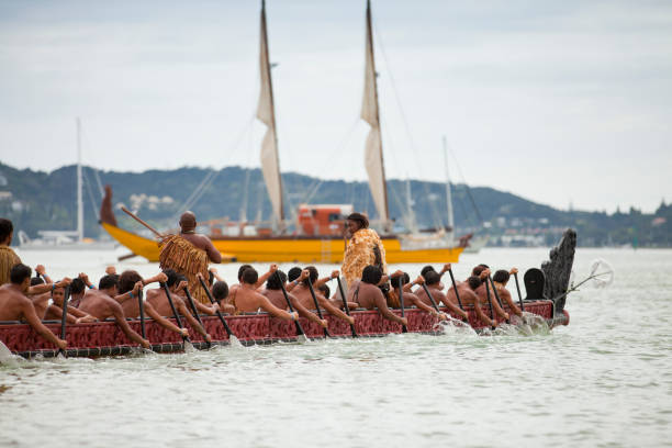 maoríes celebrando el día de waitangi - haka maori tattoo traditional culture fotografías e imágenes de stock