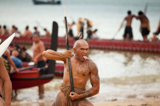 maori célébrant la journée waitangi - polynesia photos et images de collection