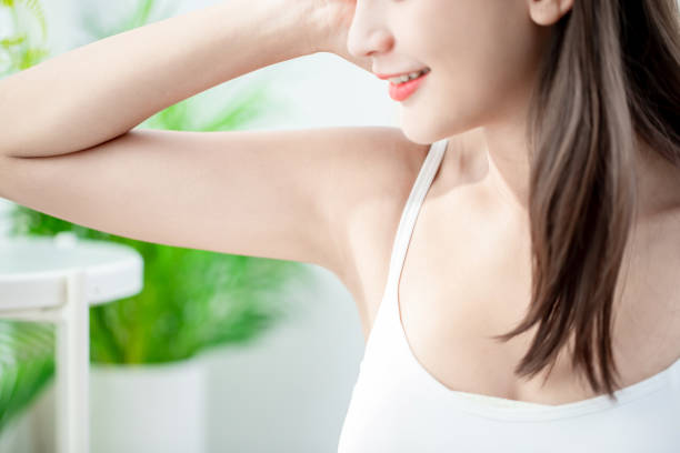 mujer con las axilas limpias - waxing armpit women beauty treatment fotografías e imágenes de stock