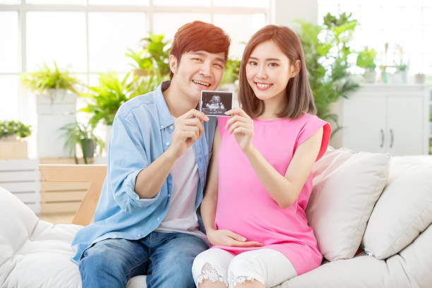 istock pregnant couple take picture 1141993223