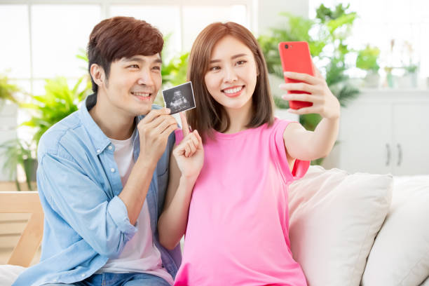 pregnant woman selfie with husband