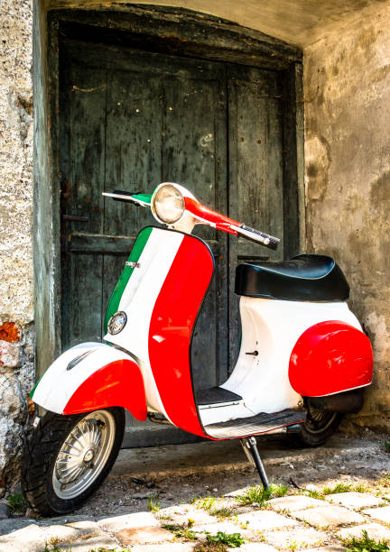 vespa vieja - piaggio fotografías e imágenes de stock