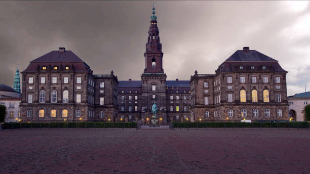 palazzo di christiansborg e il parlamento danese al tramonto, copenaghen, danimarca - denmark danish culture copenhagen sculpture foto e immagini stock