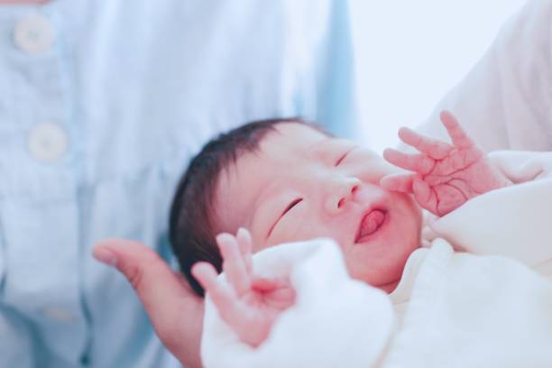 bonjour ma famille! - baby yawning asian ethnicity newborn photos et images de collection