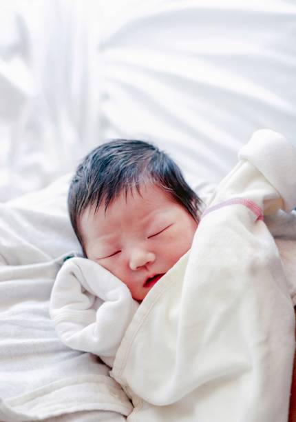 bonjour ma famille! - baby yawning asian ethnicity newborn photos et images de collection
