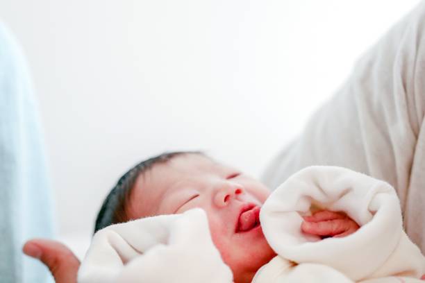 bonjour ma famille! - baby yawning asian ethnicity newborn photos et images de collection