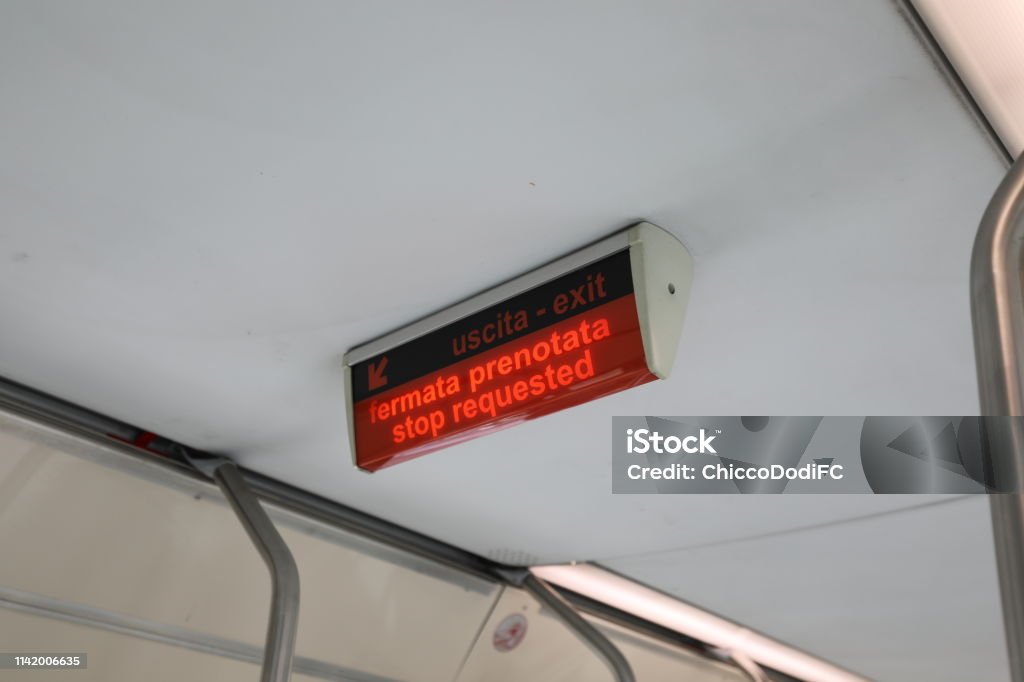 segnale luminoso con testo ITALIANO FERMATA PRENOTATA che significa Stop - Foto stock royalty-free di Attrezzatura