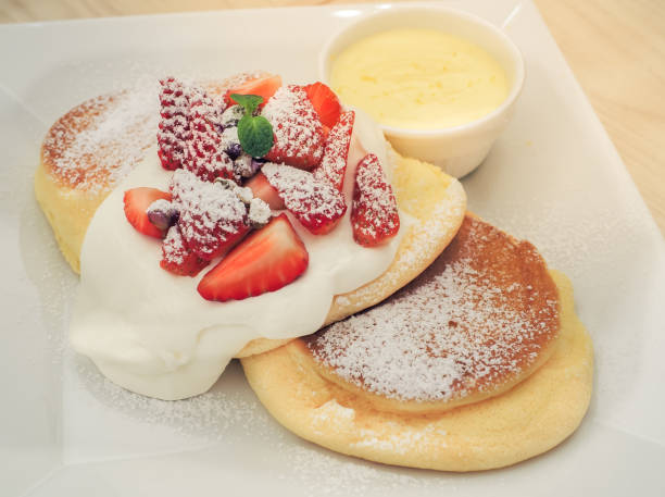 strawberry souffle pancakes. - japanese maple imagens e fotografias de stock