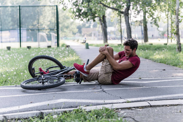사고로 고생 한 젊은 자전거 타는 사람 - emergency lane 뉴스 사진 이미지