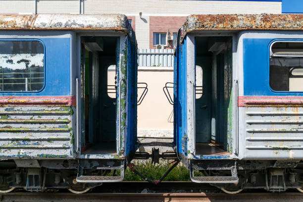 オープンドアの古い錆びた鉄道ワゴン。 - train door vehicle door open ストックフォトと画像