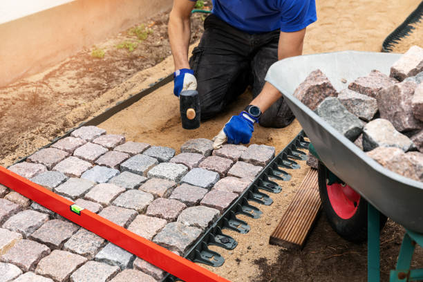 construcción de caminos-el hombre pone adoquines de piedra en el patio de casa - granite block stone cobblestone fotografías e imágenes de stock