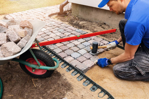 pracownik układania granitu brukowanej ścieżki wokół domu - construction yard zdjęcia i obrazy z banku zdjęć