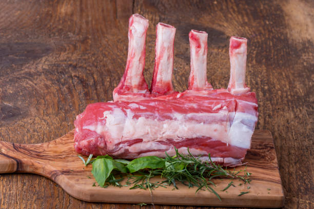 chuletas de ternera sin cortar en madera - veal rack fotografías e imágenes de stock