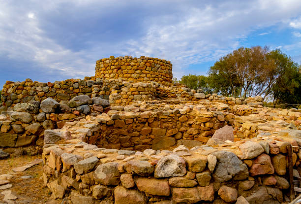 nuraghe la prisgiona (arzachena, olbia-tempio, sardaigne, italie). - nuragic photos et images de collection