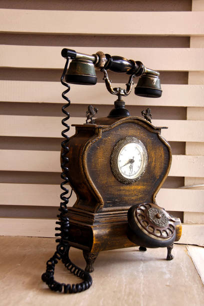 винтажный и антикварный телефон с часами из деревянных. на деревянном фоне - roman numeral audio стоковые фото и изображения