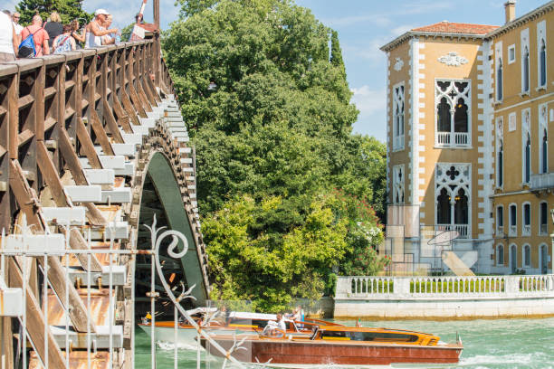 люди, стоящие и идущих по мосту риальто через гранд-канал в венеции, италия. - venice italy beautiful accademia bridge grand canal стоковые фото и изображения