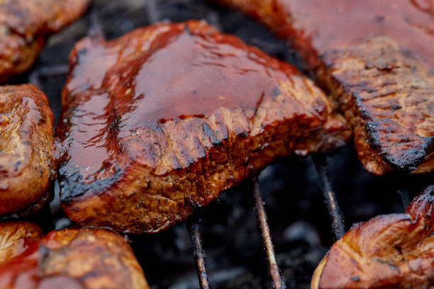 pollo asado a la parrilla. - charbroil fotografías e imágenes de stock