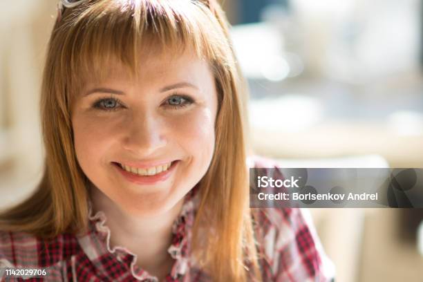 Foto de Uma Menina Em Um Café Do Verão Sentandose Em Uma Grande Janela A Menina Sorri Closeup e mais fotos de stock de Adolescente