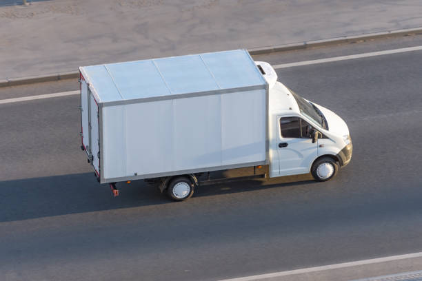 camioneta logística de van conduciendo por la autopista. - small truck fotografías e imágenes de stock