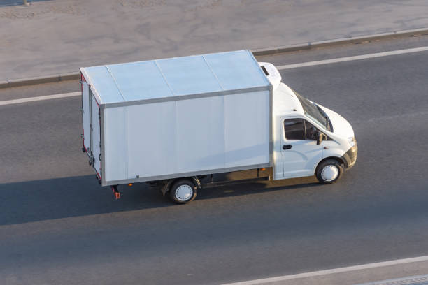 furgone logistico che guida sull'autostrada. - small truck foto e immagini stock